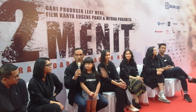 Para Pemain film 22 Menit, diantaranya Ario Bayu, memberikan keterangan tentang film yang akan beredar. (foto: Amazon)