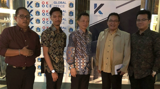Emil Priyatna selaku Direktur Utama PT Kinanti Utama Karya (tengah) bersama Santo Kadarusman selaku New Business Development SMI (kedua kanan) di Kinanti Building