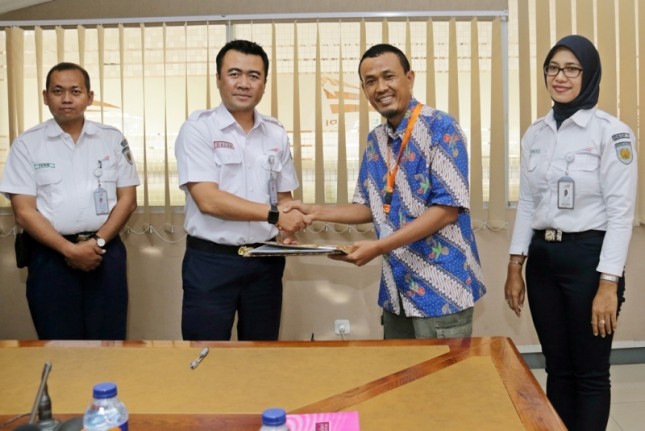Penyerahan dokumen kontrak CSR program kemitraan PT. KAI Daop 1 Jakarta diserahkan langsung oleh EVP 1 Jak kepada mitra binaan Pesona Citra Interior