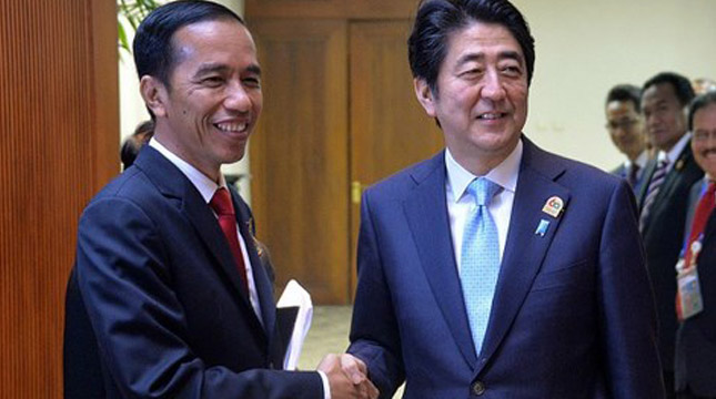 Perdana Menteri Jepang, Shinzo Abe dan Presiden RI, Joko Widodo (BAY ISMOYO/Getty Images)