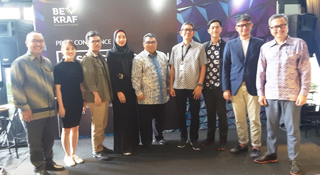 4 diantara 14 orang desainer yang akan tampil dalam ajang RISING di Singapura, bersama pejabat Bekraf dan Perwakilan Kedubes RI di Singapura (foto: Amazon)