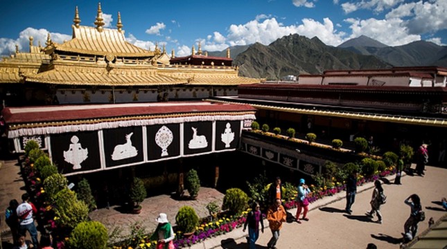 Wisatawan berkunjung ke salah satu kuil di Lhasa, Tibet. (Johannes Eiselle/AFP)