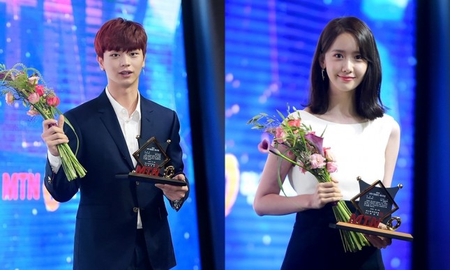 Seungjae BtoB dan Yoona SNSD saat memenangkan Bintang Iklan Terbaik di '10th MTN Broadcast Advertising Festival' (Foto: Soompi)