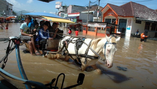 Ilustrasi bencana banjir di Bandung. (Timur Matahari/AFP)