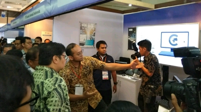 Menteri Perindustrian Airlangga Hartarto kunjungi Booth Siemens Indonesia
