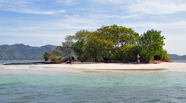 Ilustrasi sebuah pulau kecil yang diperjualbalikan di Lombok Barat, NTB. (STR/AFP/Getty Images)