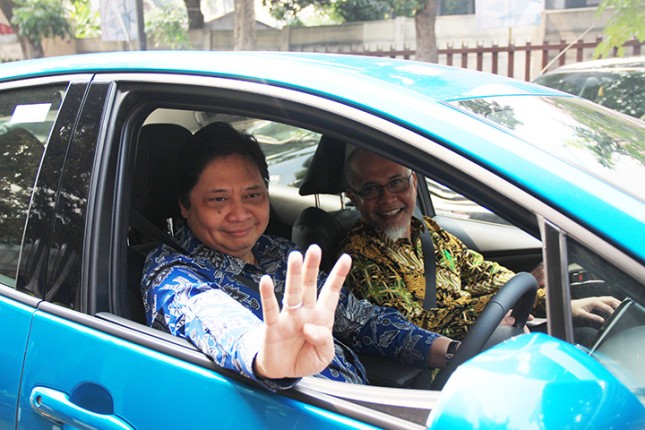 Menteri Perindustrian Airlangga Hartarto saat mencoba Mobil Listrik (Foto: Dok. Kemenperin) 