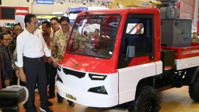 Presiden Joko Widodo bersama Menteri Perindustrian Airlangga Hartarto saat melihat AMMdes di GIIAS 2018 (Foto: Dok. Liputan6) 