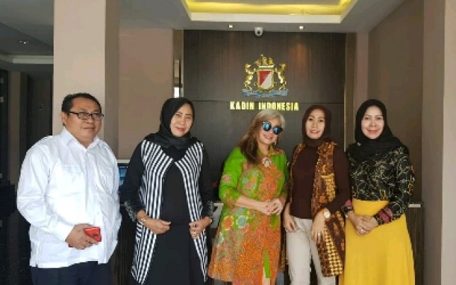 Pengurus UMKM Kadin Indonesia Joeni, widyawati, Neneng, Eny Nuryani, Ali dan Firdaus mewakili Ketua Umum Kadin Banten 
