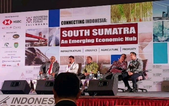 Chairman and Founder Jababeka SD Darmono ketika menjadi pembicaraan dalam kegiatan Indonesia Ecomonic Forum di hotel Aryaduta Palembang (Foto: Dok. Industry.co.id)
