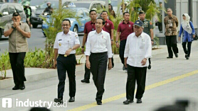 Presiden Jokowi bersama Menteri PUPR Basuki Hadimuljono dan Gubernur DKI Jakarta Anis Baswedan saat meninjau trotoar Sudirman