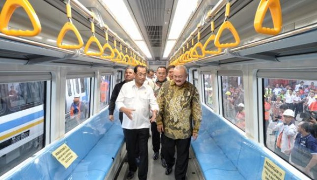 Menhub dan Gubernur Sumsel mengecek LRT Palembang