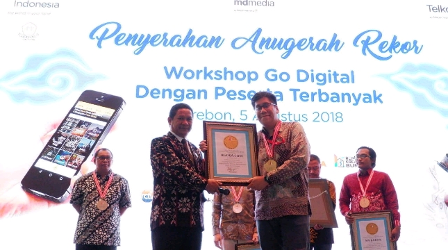 Head of Marketing BLANJA. com, Faiz Fashridjal saat menerima penghargaan dari Paulus Pangka selaku pendiri LEPRID (Foto: Dok. BLANJA.com)