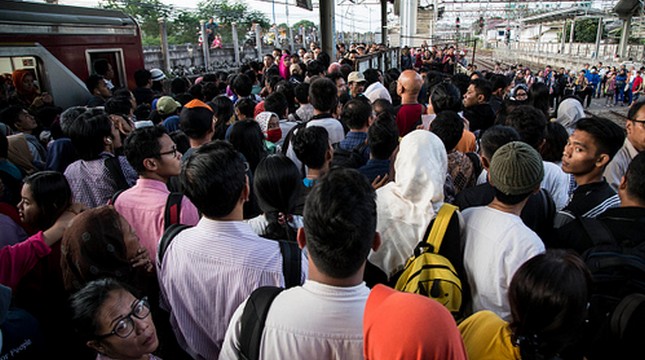 Suasana Stasiun Tanah Abang saat jam sibuk. (Donal Husni/NurPhoto via Getty Images)