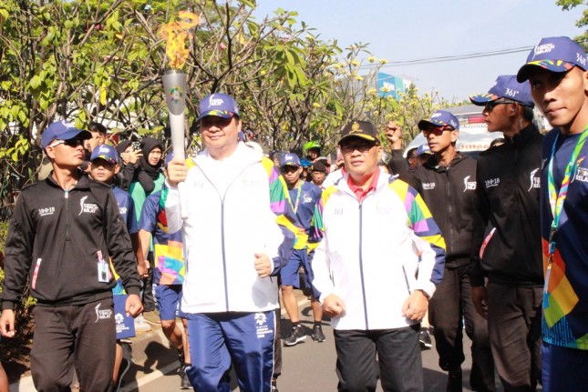 Menteri Perindustrian Airlangga Hartarto bersama Wakil Wali Kota Bandung Oded M Danial saat menjadi pelari pertama yang membawa obor Asian Games 2018 di Kota Bandung, Jawa Barat (Foto: Dok. Kemenperin)
