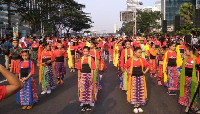 Synthesis Development, pengembang properti berkolaborasi dengan Koni DKI Jakarta, dan Belantara Budaya menggelar seni tari secara flashmob dalam menyambut perayaan HUT RI Ke-73 dan Asian Games 2018. (Foto: INDUSTRY.co.id)