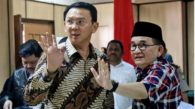 Calon Gubernur DKI Jakarta Basuki Tjahaja Purnama dan pengacaranya, Ruhut Sitompul. (Tatan Syuflana/AFP)