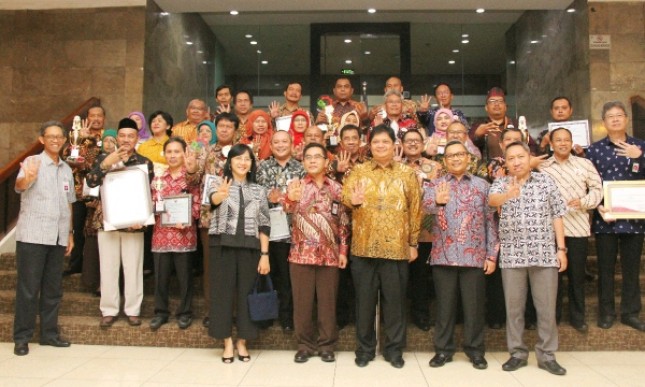 Menteri Perindustrian Airlangga Hartarto saat berfoto bersama penerima penghargaan Kemenperin (Foto: Dok. Industry.co id) 
