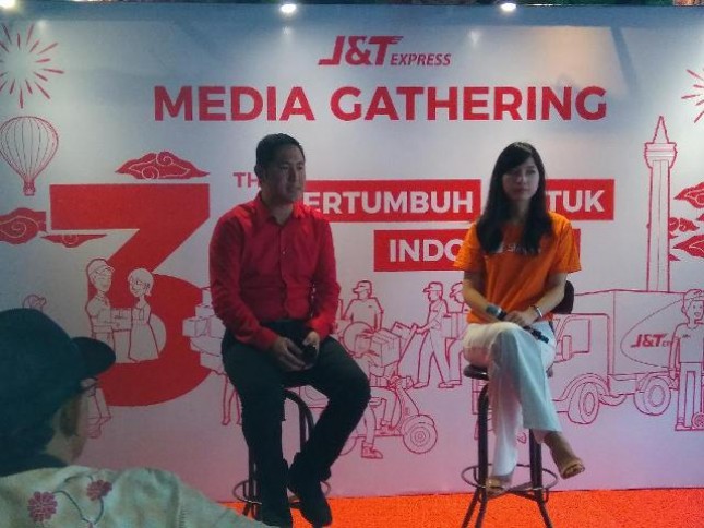 Kiri-Kanan (Robin Lo, CEO J&T Express dan Head of Partnership Shopee Indonesia, Jeannifer Suryajaya (Dok:INDUSTRY.co.id)