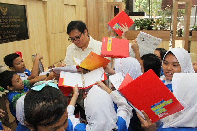 Menteri Perindustrian Airlangga Hartarto saat melayani para reporter cilik yang minta tandatangannya (Foto: Kemenperin) 