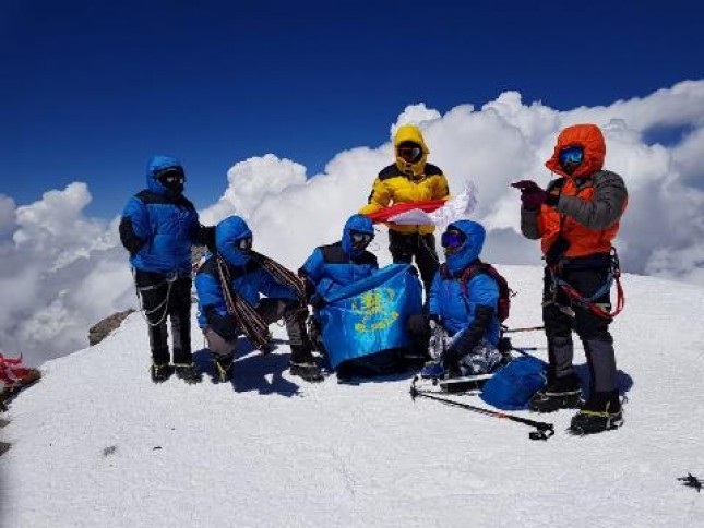 Merah Putih Berhasil Dikibarkan Elpala SMA 68 di Puncak Elbrus Rusia
