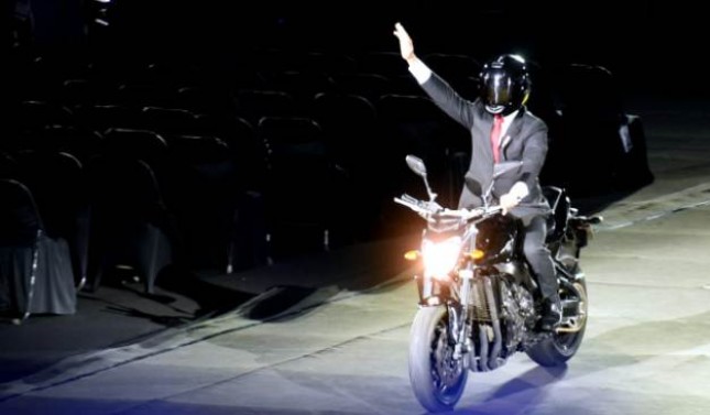 Presiden dengan mengendarai motor saat tiba di lokasi acara pembukaan Asian Games XVIII Tahun 2018, Sabtu (18/8) 