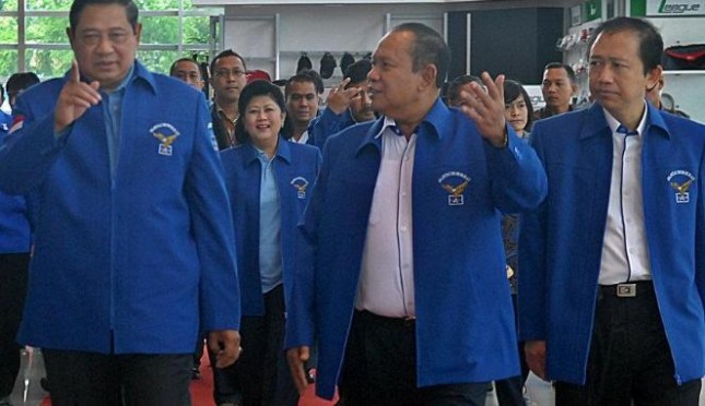 Mantan Ketum Demokrat Hadi Utomo (tengah), SBY (kiri), dan Marzuki Alie (kiri). (Foto: Viva)