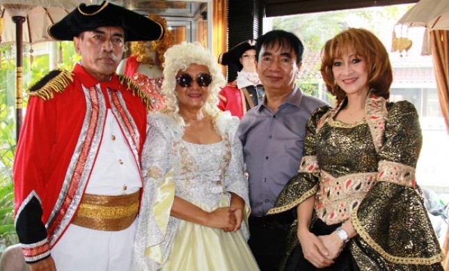  Heru Mulyadi (kemeja warna abu-abu), bersama aktris senior Yati Surachman. Para artis ini mengenakan kostum film karya dan koleksi Heru Mulyadi, di acara Pameran Seni Rupa Film Indonesia -- Dalam Rupa yang Tak Biasa. 