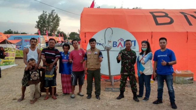 Tim BAKTI Kominfo dan mitra bersama petugas penanganan bencana di posko Utama Tanjung, Lombok Utara