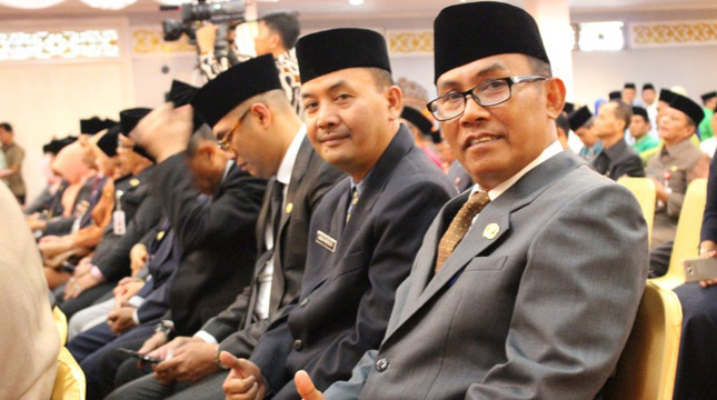 Kepala Dinas Perdagangan, Koperasi dan UKM Provinsi Riau, Dahrius Husin (Kanan) (Foto:galeri-kumkm.riau)