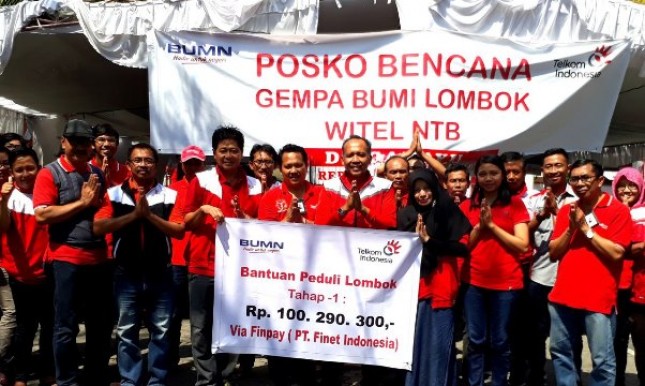 Penyerahan bantuan tahap 1 dari Donasi digital melalui FinPay PT Finnet Indonesia kepada GM Telkom Mataram Bonifasius Hendriyanto