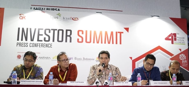 Direktur Keuangan Telkom Harry M. Zen (tengah) memberikan paparan terkait kinerja perseroan saat acara Investor Summit di Jakarta, Rabu (29/8).