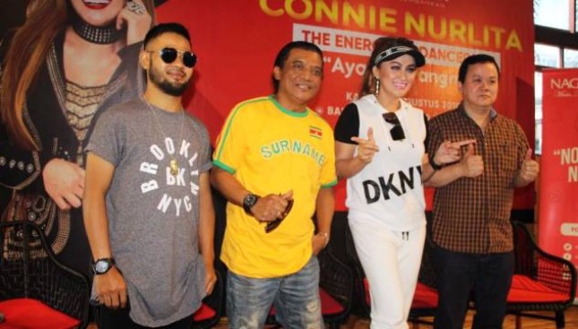 Connie Nurlita diapit oleh Mike Baginda, Didi Kempot dan Produser Rahayu Kertawiguna saat peluncuran single Ayang-ayangmu