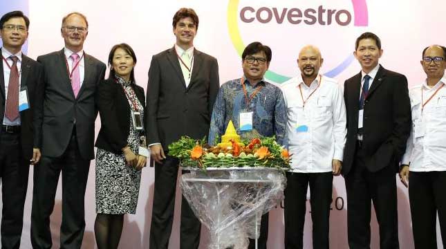  Managing Director PT Covestro Polymers Lars Kesternich, Kepala BPPT Unggul Priyanto meresmikan Technical Center Covestro.