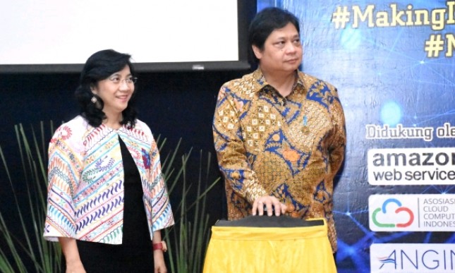 Menteri Perindustrian Airlangga Hartarto bersama Dirjen IKM Kemenperin Gati Wibawaningsih saat meluncurkan kompetisi Making Indonesia 4.0 Startup (Foto: Dok. Kemenperin) 