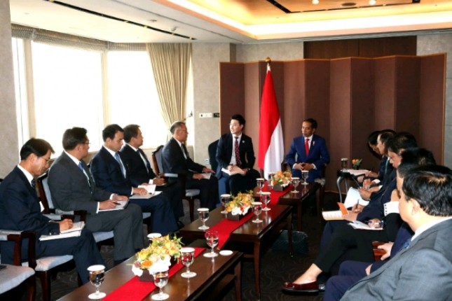 Presiden Joko Widodo bersama Menteri Perindustrian Airlangga Hartarto saat bertemu dengan CEO Perusahaan besar di Korea Selatan (Foto: Dok. Kemenperin) 