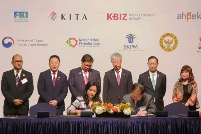 Menteri Perindustrian Airlangga Hartarto menyaksikan penandatanganan 15MoUyangdilakukan oleh perusahaan dan institusi pemerintah Indonesia-Korea Selatan pada Forum Bisnis dan Investasi 2018 di Seoul