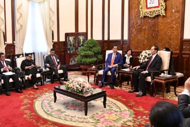 Presiden Joko Widodo dan sejumlah menteri melalukan pertemuan bilateral dengan Presiden Vietnam Tran D&#7841;i Quang beserta sejumlah menterinya di Istana Kepresidenan Vietnam di Hanoi, Selasa (11/9/2018). Foto Biro Pers Setpres RI
