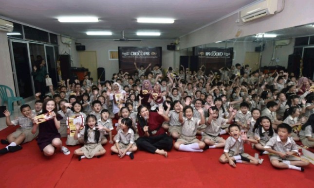 Lotte Choco Pie mengunjungi Sekolah Dasar Kasih Kemuliaan