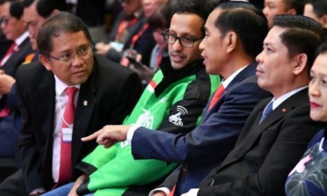 Presiden Jokowi bersama Menkominfo Rudiantara serta CEO Go-Jek Nadiem Makarim saat peluncuran Go-Viet di Hanoi