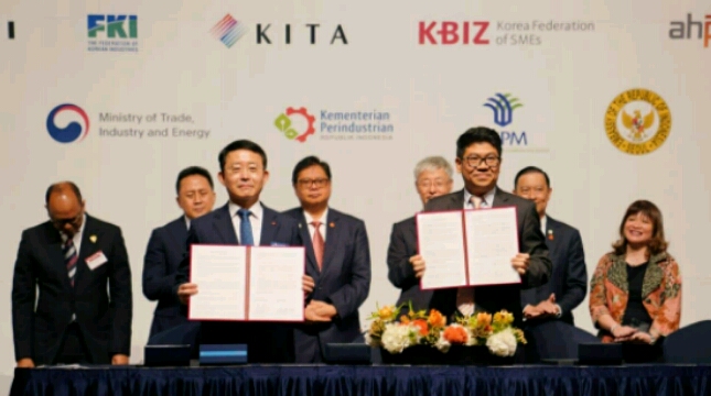 Chairman Vasanta Group, Tri Ramadi (Kanan) Menandatangani Kontrak Kerjasama di Korea September 2018.