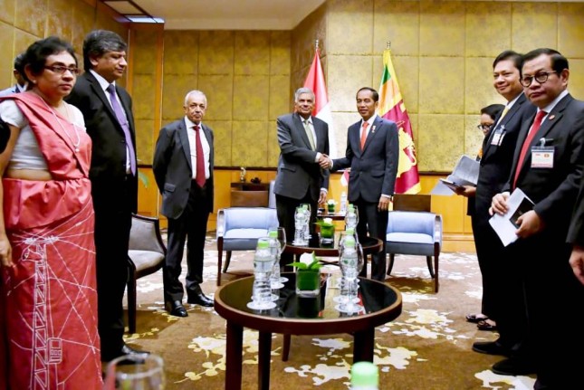 Presiden Joko Widodo berfoto bersama dengan Perdana Menteri Sri Lanka Ranil Wickremesinghe seusai melakukan pertemuan di sela perhelatan World Economic Forum (WEF) on Asean di Hanoi, Vietnam (Foto: Biro Pers Setpres)