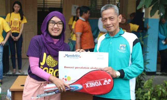 Head of Corporate & Government Affairs Mondelez Indonesia Kharisma Fitriasari memberikan donasi alat olahraga secara simbolis kepada Abdul Rofiq selaku Kepala Sekolah SDN Bangka 03 Jakarta, dalam program Joy Schools