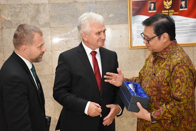 Menteri Perindustrian Airlangga Hartarto bersama Ketua Senat Republik Ceko Milan Stech (Foto: Dok. Kemenperin) 