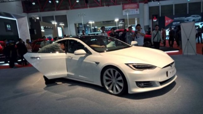 Foto Ilustrasi Mobil Listrik Pabrikan Tesla