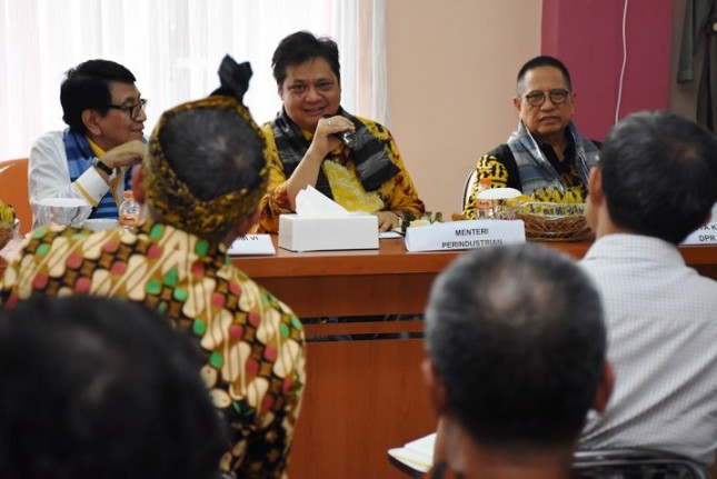 Menteri Perindustrian Airlangga Hartarto saat melakukan kunjungan kerja ke Unit Pengembangan Industri Pertekstilan (UPT) Majalaya, Bandung (Foto: Dok. Kemenperin) 