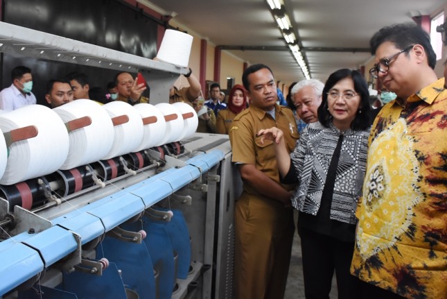Menteri Perindustrian Airlangga Hartarto bersama Dirjen IKM Kemenperin Gati Wibawaningsih ketika mengunjungi UPT Tekstil di Kabupaten Majalaya, Bandung, Jawa Barat (Foto: Dok. Kemenperin) 