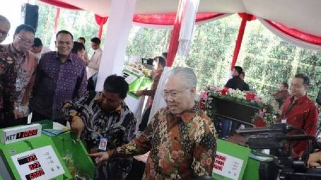 Mendag Enggartiasto Lukita, Binsar Edward Direktur PT Tri Palma Indonesia hadiri peresmian mesin AMH-o 