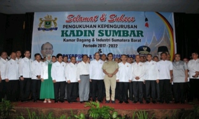 Ketua Umum Kadin Indonesia Rosan P. Roeslani mengukuhkan Pengurus Kadin Sumbar Periode 2017-2022