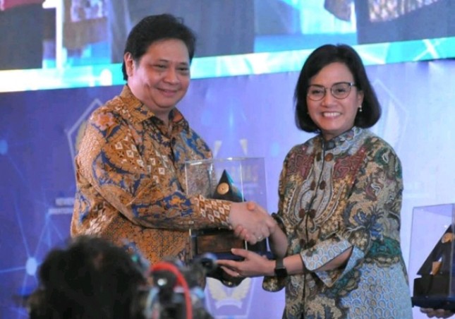 Menteri Perindustrian Airlangga hartarto saat menerima pelakat penghargaan opini WTP yang diserahkan langsung oleh Menteri Keuangan Sri Mulyani Indrawati (Foto: Dok. Kemenperin) 